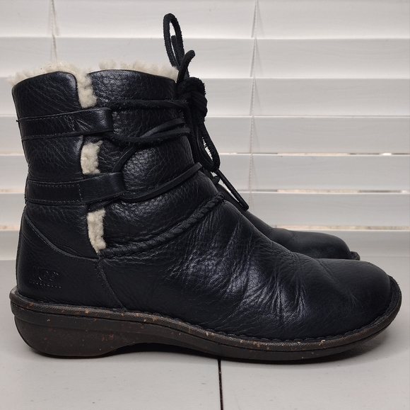 UGG Caspia Black Leather Faux Fur Low Heel Lace Up Winter Boots Sz 7 - Picture 2 of 13